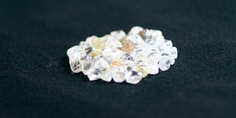 SODIAM auctions 36 special diamond stones