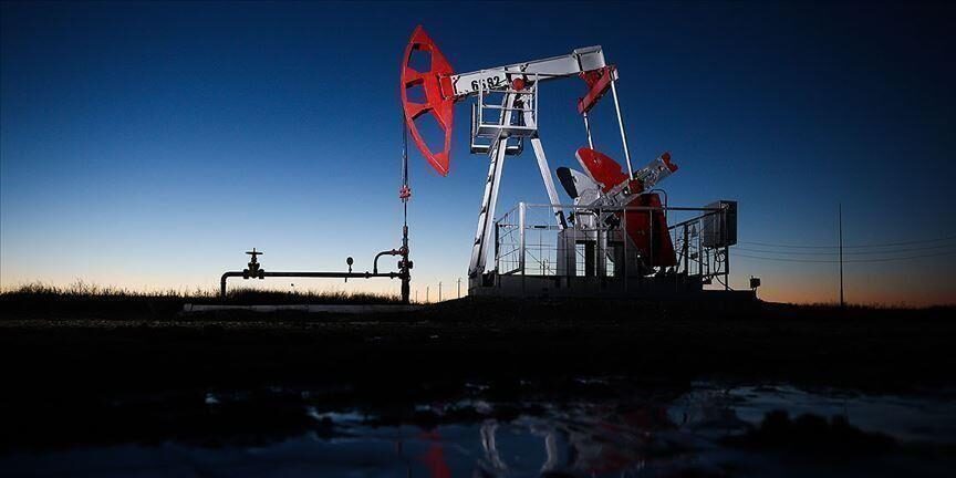 Oil Remains Steady as US Ratings Downgrade Countered by Supply Concerns