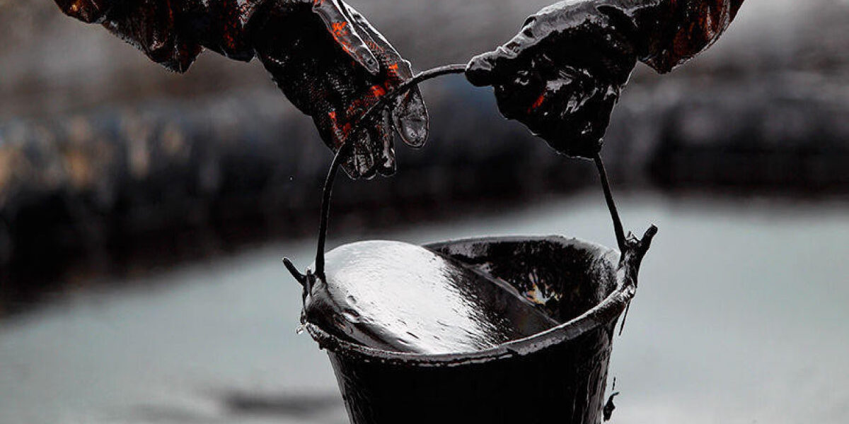 Crude Oil Prices Surge by $1 Amidst Global Market Uncertainty