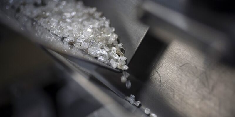 Anglo American to Cut De Beers’ Overheads by $100M