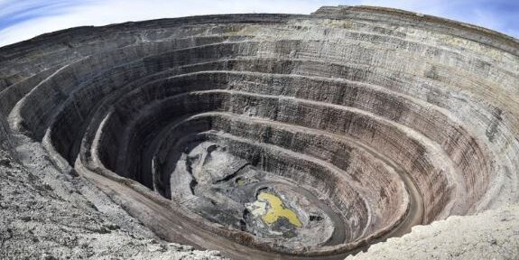 Govt Weighs Alrosa’s Role in Catoca Project Amid Political Concerns