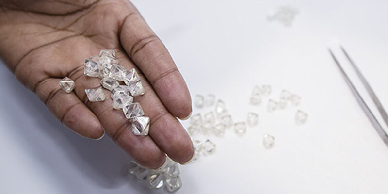 De Beers Cuts Prices of Smaller Rough Diamonds