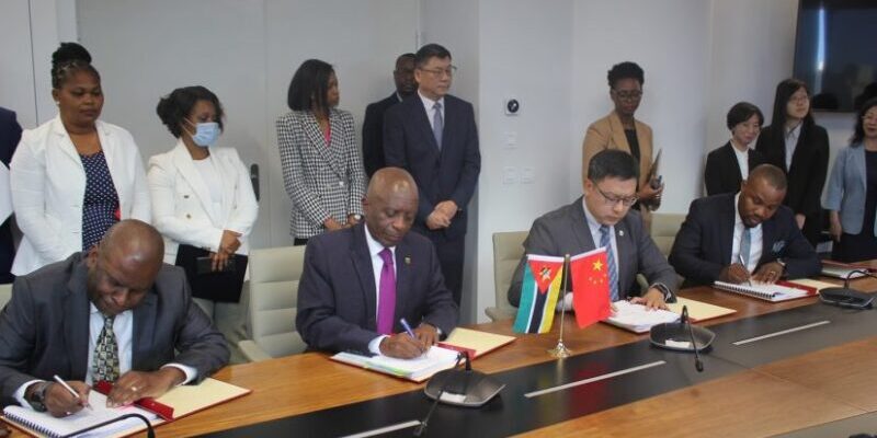 Mozambique Signs Oil and Gas Exploration Contracts with CNOOC and ENI