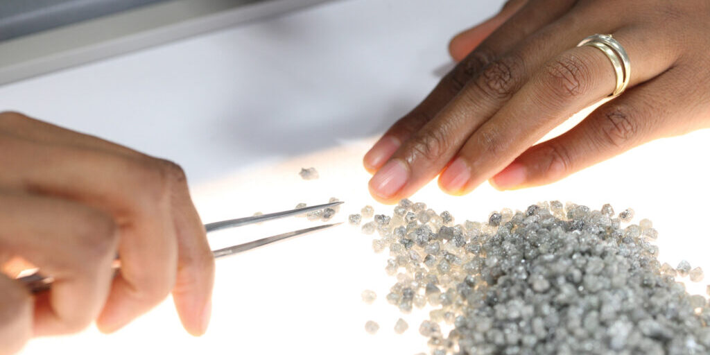 De Beers unveils faster automated technology for diamond screening